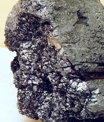 Turmalin, Sphen, Calcit, Bergkristall| H: 12 cm; F: Obersulzbachtal; Finder: Erich Mosser und Erwin Burgsteiner