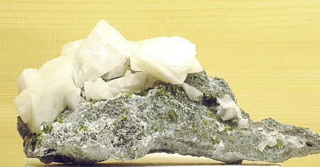 Adular und grüne Sphene| B: 10 cm; F: Bruchgraben, Hollersbach; Finder: Rupert Hochwimmer und Gebrüder Hofer