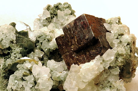 Pyrit, Calcit, Sphen und Quarz| BB: 7 cm; F: Mitteldorfer Graben, OTi; Finder: Sepp Mühlburger