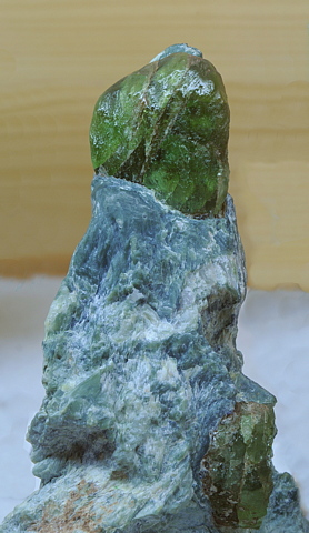 Olivin| H: 8 cm; F: Rifflmoräne, Stubachtal; Finder: Hans Hadlauer