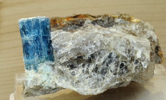 Tiefblauer Aquamarin in Quarz| (gehört zum vorherigen Kristall) HK: 3 cm; F: Untersulzbachtal; Finder: Reiner Pichler