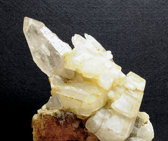 Gruppe mit Bergkristall und Calcit| H: 14 cm; F: Rauris; Finder: Andreas Filzer