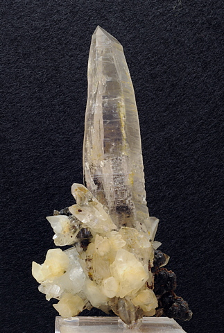 Bergkristall, Calcit und Klinochlor| H: 8 cm; F: Rauris; Finder: Oberlechner und Steiner