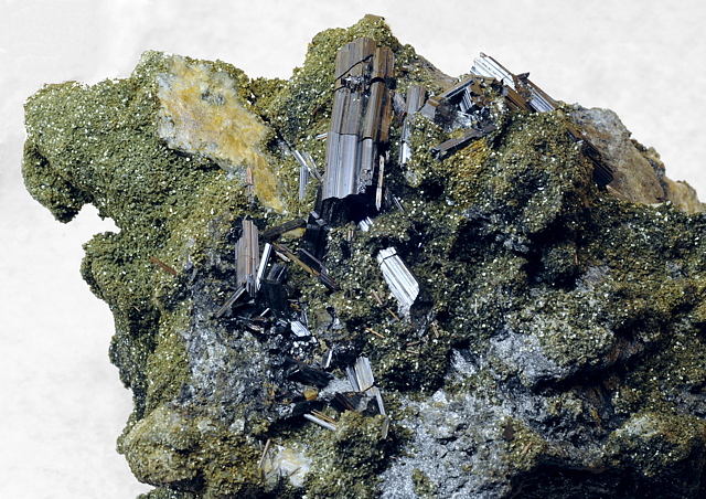 Rutil und Chlorit auf Matrix| B: 7 cm; F: Kruml, Rauris; Finder: Bocher, Aschacher