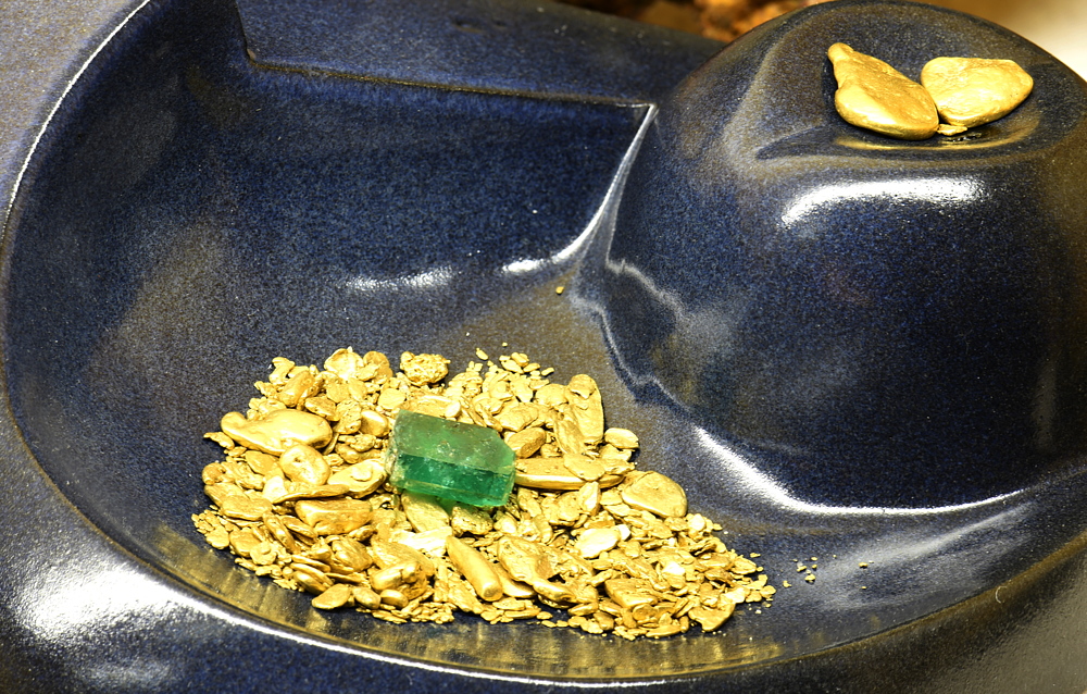 Schale mit Gold und einem Smaragd| BB: ca. 8cm, F: Gold: Salzach; Smaragd: Habachtal; Finder: Axel Mosser 