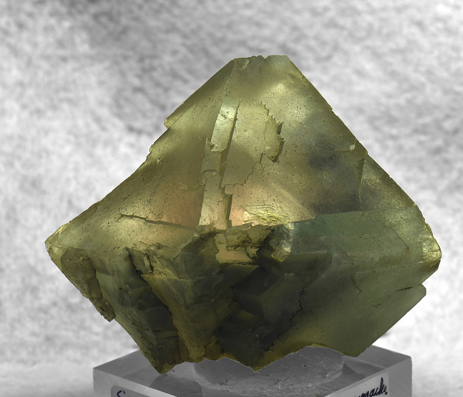 grüner Fluorit mit rosa Kern| B: ca. 5cm, F: Fussstein (2010); Finder: Vinzenz Eller 