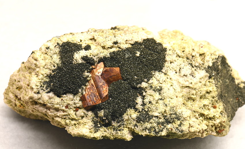 Pyrit und Chlorit auf Periklin| B: 11 cm; F: Untersulzbachtal; Finder: Kurt Nowak