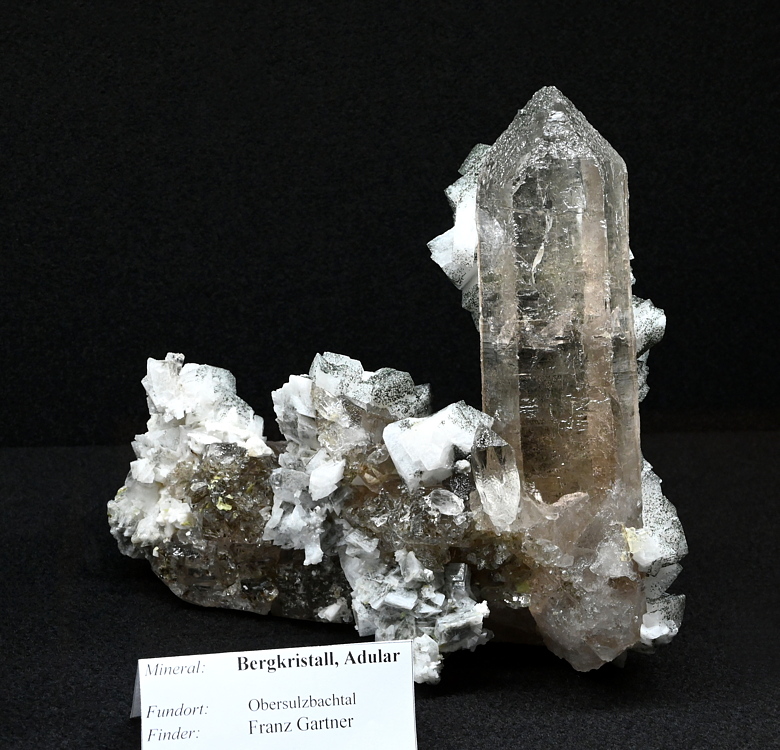 Bergkristallgruppe mit Adular| H:12 cm; F: Obersulzbachtal; Finder: Franz Gartner