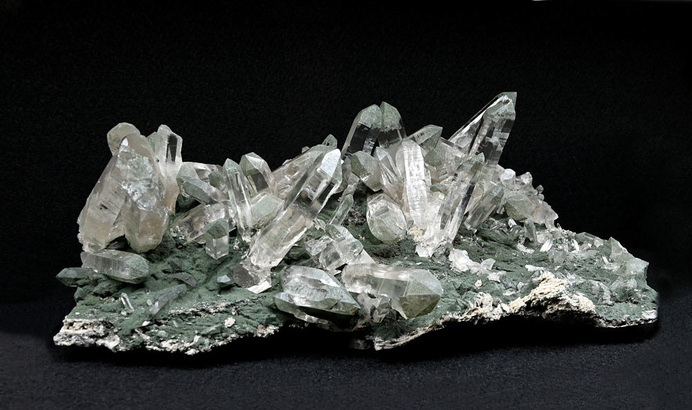 Bergkristallgruppe mit Chlorit| B:18 cm; F: Obersulzbachtal; Finder: Franz Gartner