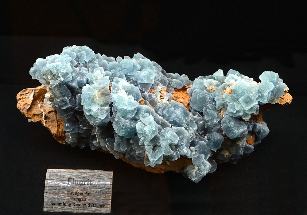 blaue Fluorite auf Matrix| B:25 cm; F: Twenger Au, Lungau; Finder: Reinhold Bacher