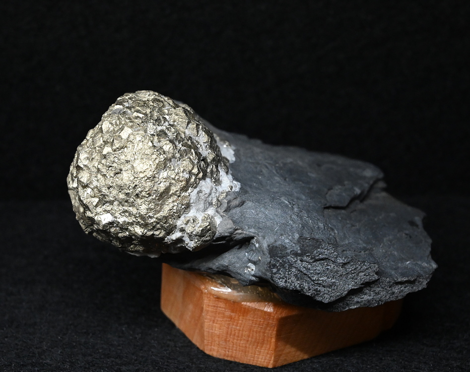 Pyrit kugelig| B:6 cm; F: Saalbach; Finder: Helmut Zinkl