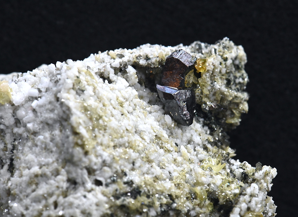 Pyrit, Sphen, Muskovit auf Periklin| H:4 cm; F: Obersulzbachtal; Finder: Kurt Nowak