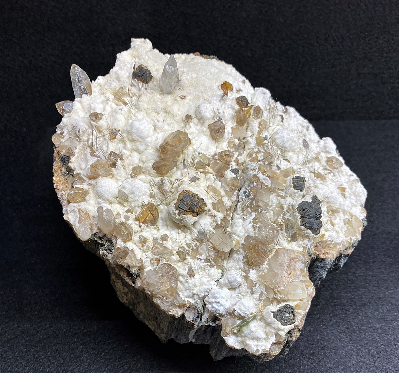 Rutilnadeln auf Klinochlor, Bergkristall und Arargonit| B=20cm, Fundort: Leistriedl, Rauris; Finder: Pirchner & Eisenböck