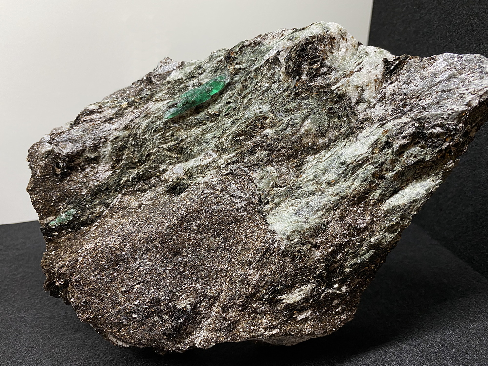 Smaragd in Muttergestein| LK=3cm, Fundort: Habachtal; Finder: Steiner