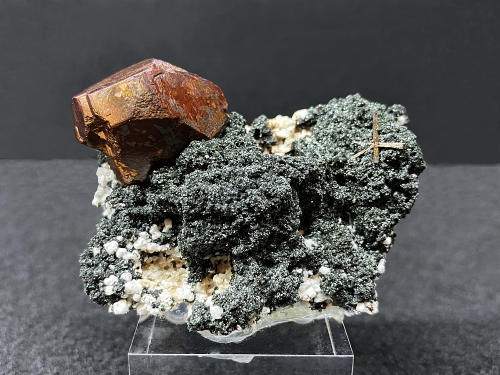 Pyrit, Rutil und Klinochlor| B=6cm, Fundort: Ankogel; Finder: Florian Ludwiger