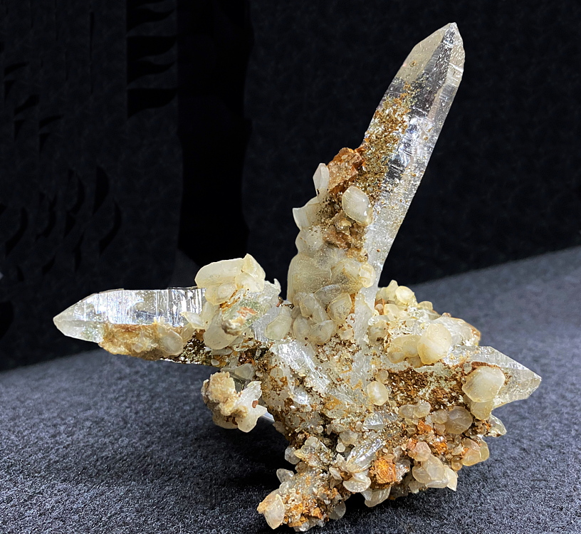 Bergkristall mit Calcit| B=12cm, Fundort: Rauris; Finder: Herbert Fletzenberger