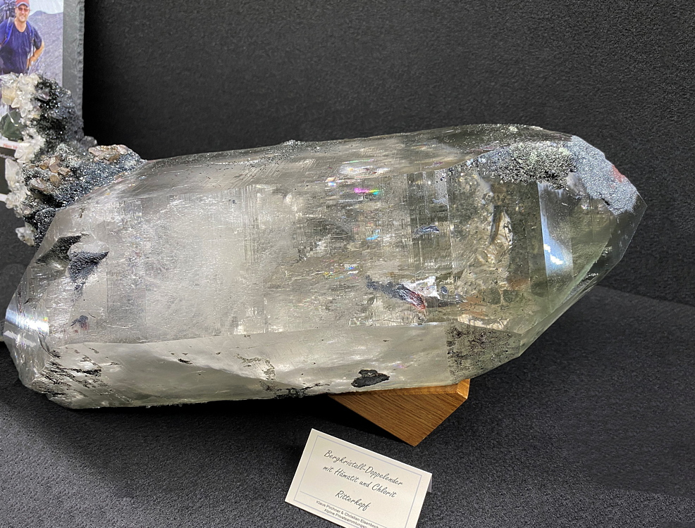 grosser Bergkristall mit Chlorit und Hämatit| LK=40cm, Fundort: Ritterkopf, Rauris; Sammlung: Klaus Pirchner & Christian Eisenböck