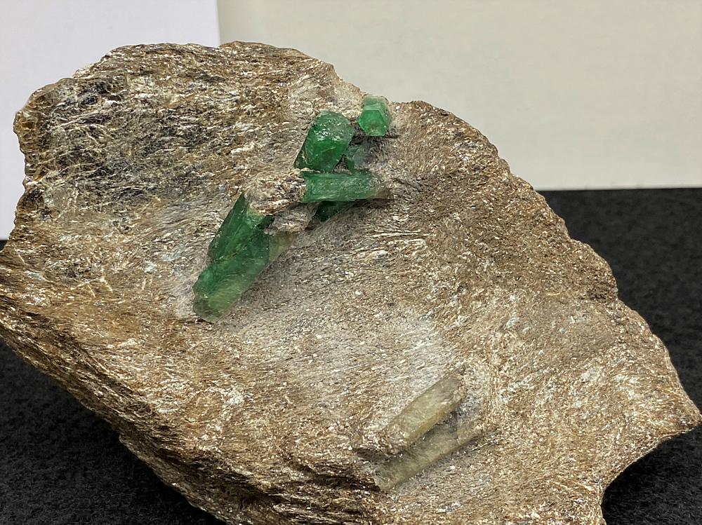 Smaragd in Glimmerschiefer| B=14cm, Fundort: Habachtal; Sammlung: Walter Ungerank