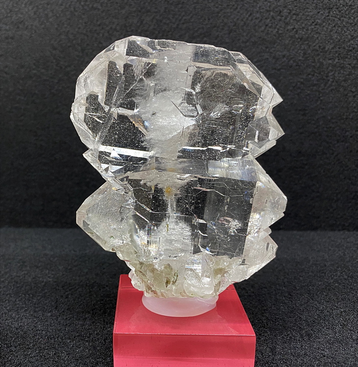 Bergkristall mit Faden| H=6cm, Fundort: Val, Cavrein, Graubünden, Schweiz; Sammlung: Dr Reinhard Dallinger
