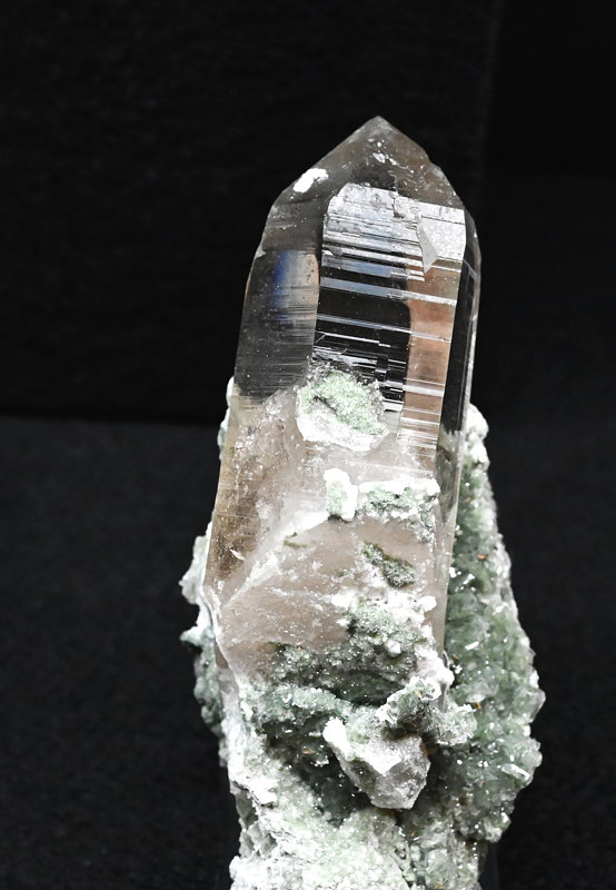 Klarer Bergkristall auf Prehnit| H: 6 cm, F: Habachtal, Finder: Franz Millgrammer