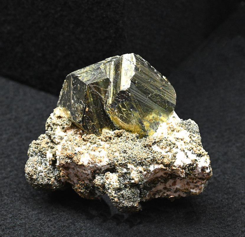Pyrit-Kristall auf Matrix| B: 6 cm, F: Ankogelgruppe, Gastein, Sammlung: Gerhard Fischer