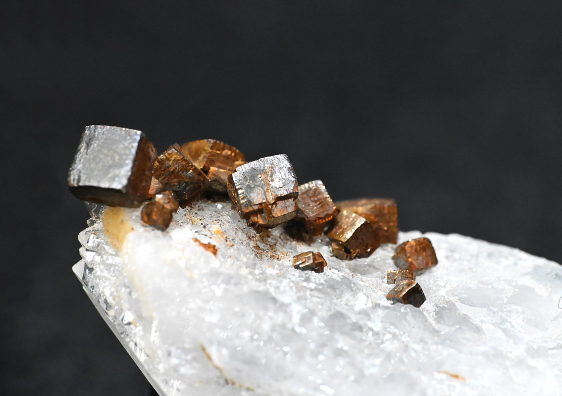 Pyrit auf Bergkristall| B: 4 cm, F: Habachtal, Finder: Köhldorfer / Schmiderer