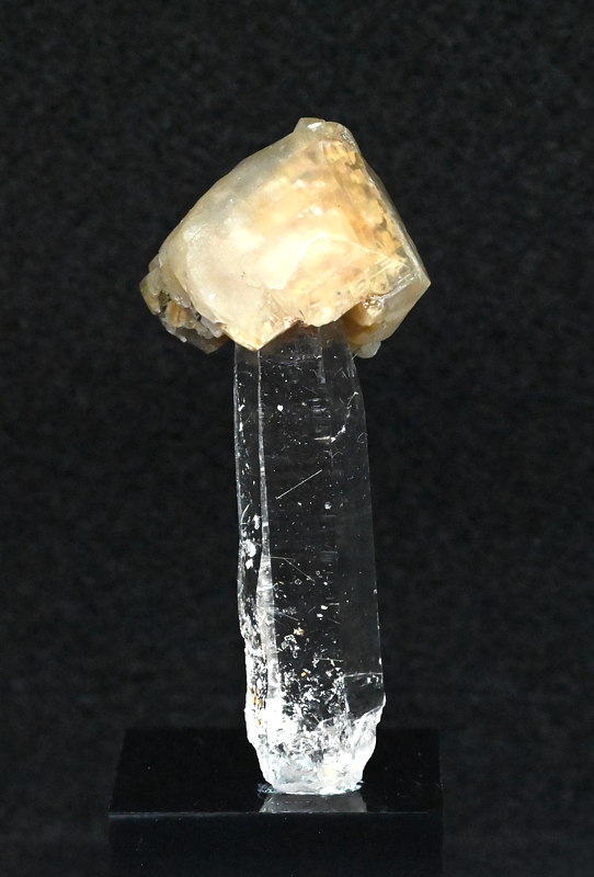 Bergkristall mit Calcit-Kopf| H: 6 cm, F: Rauris, Finder: Wolfgang Hartinger