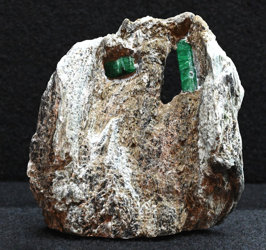 Smaragde in Muttergestein| B: 6 cm, F: Habachtal, Finder: Andreas Steiner
