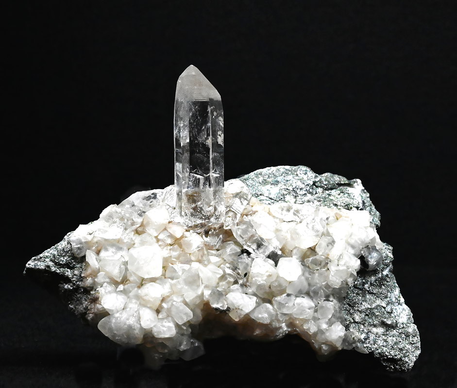 Bergkristall und Calcit| B: 6 cm, F: Zederhaus, Lungau, Finder: Anton Baier
