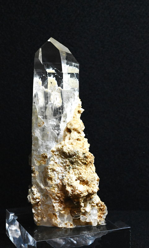 Bergkristall mit Periklin und Phengit| H: 11 cm, F: Griesswies, Rauris, Sammlung: Alexander Spunda