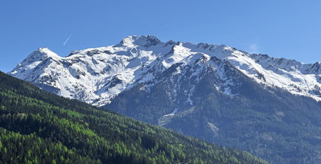 Blick zum Finagel, Kulisse der Kristalltage und Mineralien-INFO 2024 in Bramberg am Wildkogel