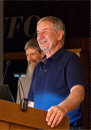 Erwin Burgsteiner begrüsst den Redner des Vortrags vom Freitagabend Johannes Dollinger