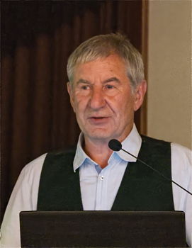 Erwin Burgsteiner begrüsst die Gäste und den Redner des Vortrags vom Freitagabend Alexander Schiffmann