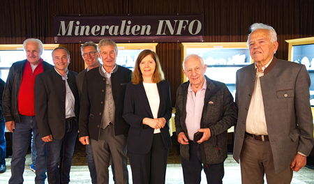 Gruppenfoto (v.l.n.r.) Walter Innerhofer, Georg Meilinger, Bruno Baitz, Erwin Burgsteiner, Frau Waltraud Langer, Gerhard Fischer und Sep Papp
