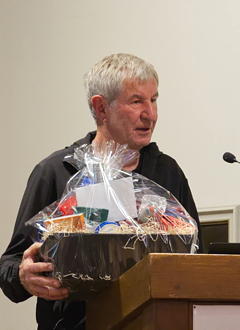 Erwin Burgsteiner erh&auml;lt f&uuml;r seine jahrelange T&auml;tigkeit f&uuml;r den Verein, die Kristalltage und MineralienINFO einen Fr&uuml;chtekorb