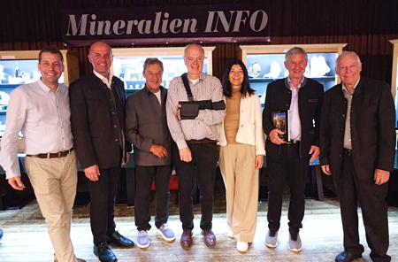 Gruppenfoto (v.l.n.r.) Robert Keilmann, Hannes Enzinger (B&uuml;rgermeister von Bramberg), Walter Freiberger (ehem. B&uuml;rgermeister von Bramberg), Olivier Roth (Redner Grussworte), Frau Ingrid Maier-Sch&ouml;ppl (Gesch&auml;ftsf&uuml;hrerin des Tourismusverbandes Bramberg/Neukirchen), Erwin Burgsteiner (Landesobmann der VM&Ouml;), Hannes Keilmann (Initiant der M&uuml;nchner Mineralientage)
