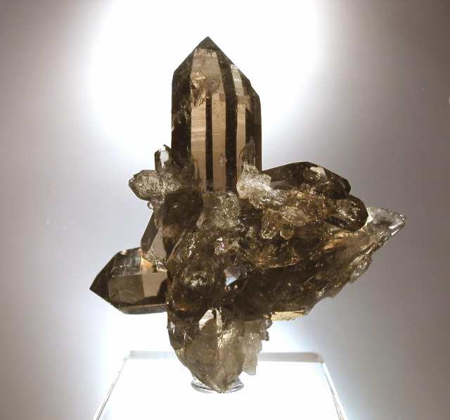 Rauchquarzkreuz| Rar und daher auch sehr begehrt sind bei den Steinsuchern in Kreuzform verwachsene Bergkristalle. 