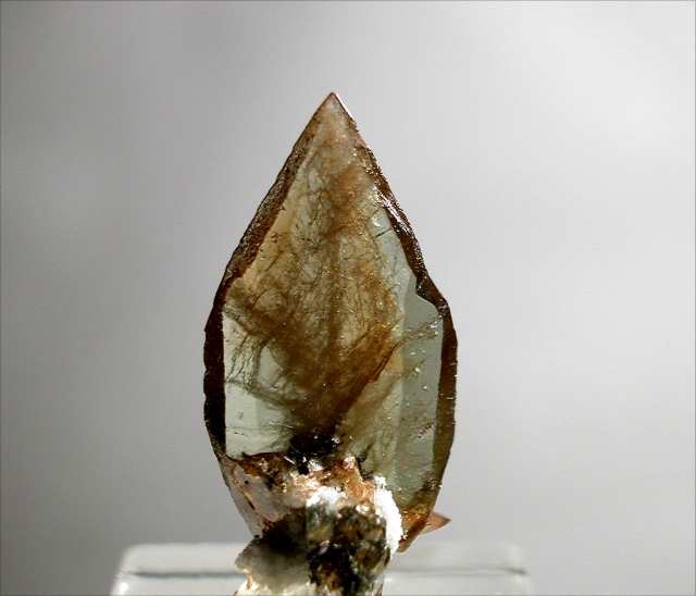 Sphenkristall| Ein mischfarbiger transparenter Sphenkristall mit feinstem Innenleben aus dem Felbertal 