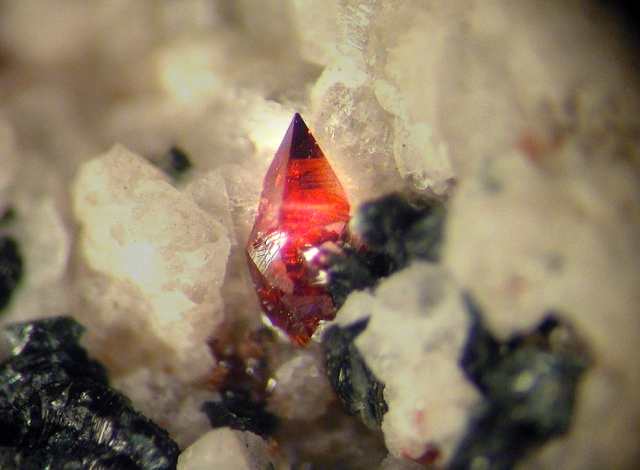 Roter Anatas| fotografiert durchs Mikroskop (Grösse: 2mm, Fundort Felbertal)