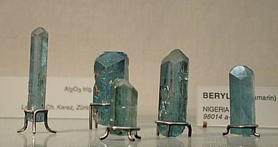 Aquamarin-Sammlung aus Nigeria, befindet sich im Schaukasten der Neuanschaffungen. Höhe des längsten Kristalls: 5cm.