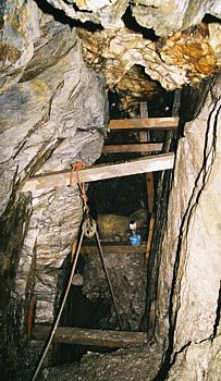 Klettern und Hangeln in der Kluft| ist nötig um in die hinteren Partien der inzwischen ca. 15m langen Höhle zu gelangen. 