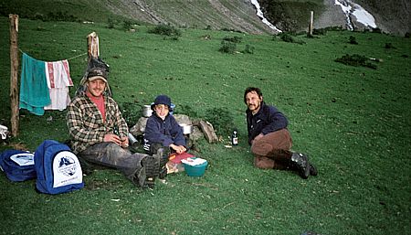 Am Ende des Tages auf dem Camp-Platz| Michael Flepp, Sohn Dominic und Alfons Derungs geniessen den Abend auf dem nahe gelegenen Zeltplatz. 