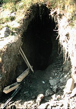 Eingang zur Kluft im August 2000| schon ein paar Meter tief ist das Loch und immer wieder kommen Kristalle zum Vorschein. 