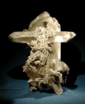 Das Kristall-Kreuz| (H: 15cm; B:12) bestehend aus Phantom-Doppelendern und Kristallen durchsetzt mit Schiefereinschlüssen. 
