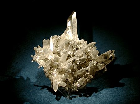 Hübscher Kristalligel| (H: 14cm; B: 14cm) mit Phantomkristallen in alle Richtungen. 