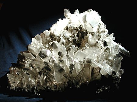 Kristallgruppe mit unzähligen Schiefer-Phantomen| B: 38 cm, H: 12 cm
