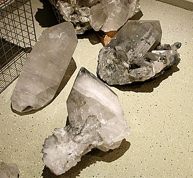 Mehrere grosse Kristallgruppen| Der Einzelkristall links im Bild misst 44cm Länge 