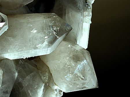 Detailansicht eines grossen Phantomkristalles| mit schönem Glanz und unversehrt. Die Kristalle weisen eine Länge von ca. 30 cm auf. 