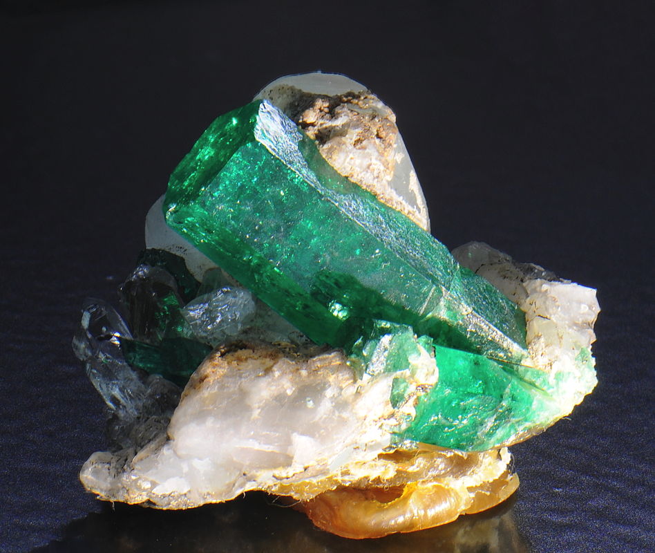 Smaragd (Beryll) | B: 3 cm, F: Chivor, Kolumbien (Sammlung ETH-Zürich; 65001, Legat Dr. E. Gübelin)