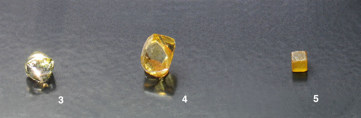 Diamanten | BB: 8 cm; Nr. 3: 1.14 ct, Brasilien (Wi 141); Nr. 4: 2.19 ct, Brasilien (Wi 143); Nr. 5: 0.37 ct, Angola (1955141, Legat H. Weber) 